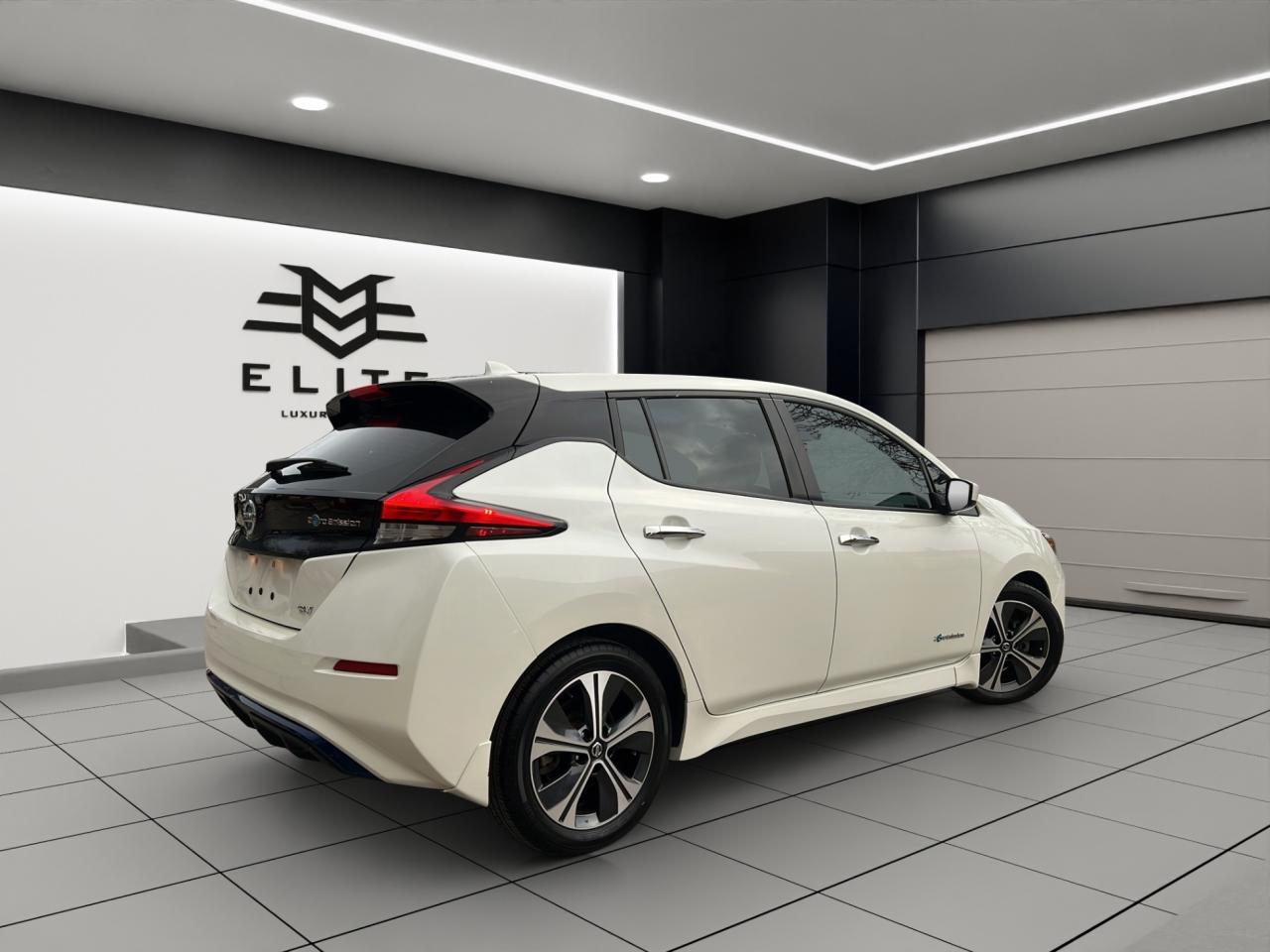 2018 Nissan Leaf SV Hatchback - Navigation System - ELECTRIC !! Photo