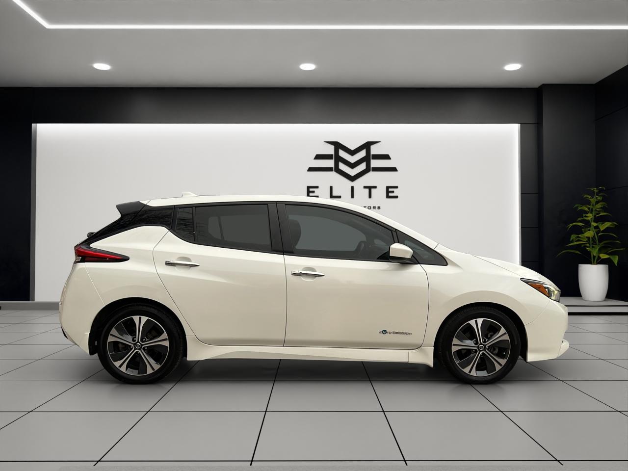 2018 Nissan Leaf SV Hatchback - Navigation System - ELECTRIC !! Photo