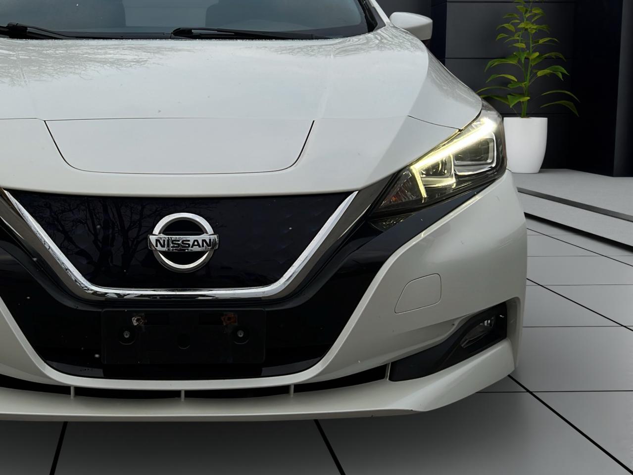 2018 Nissan Leaf SV Hatchback - Navigation System - ELECTRIC !! Photo