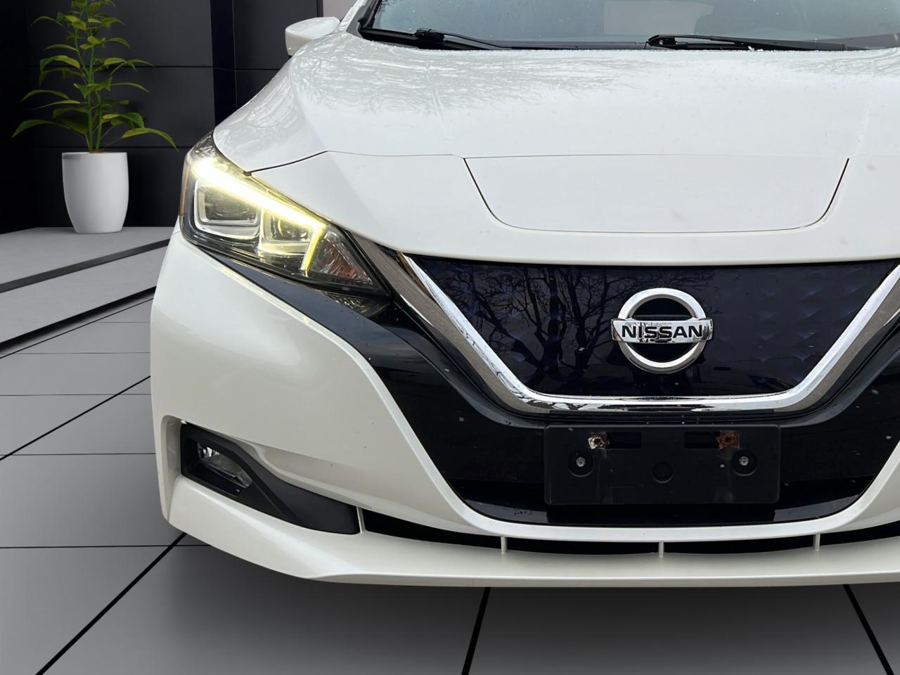 2018 Nissan Leaf SV Hatchback - Navigation System - ELECTRIC !! Photo