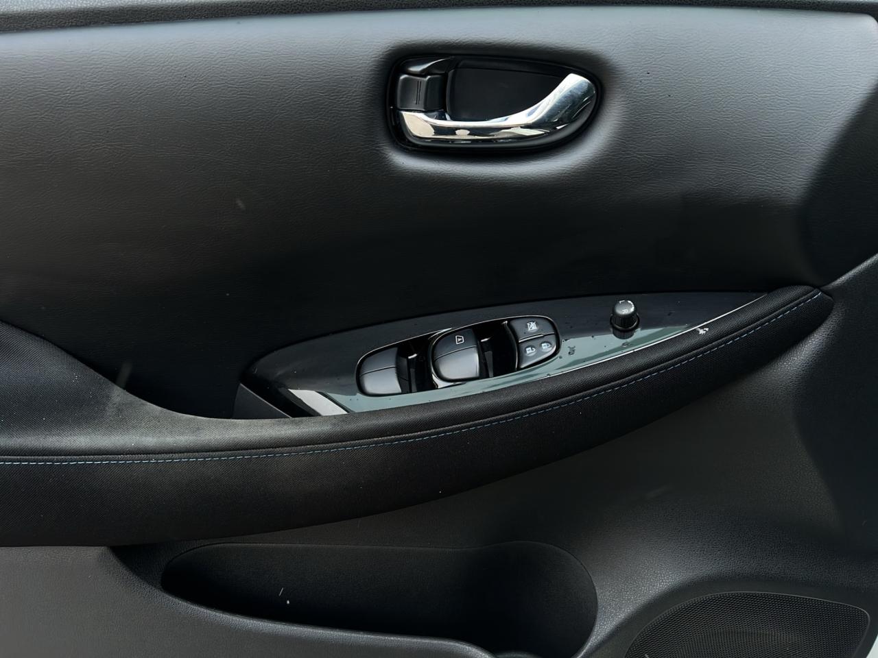 2018 Nissan Leaf SV Hatchback - Navigation System - ELECTRIC !! Photo