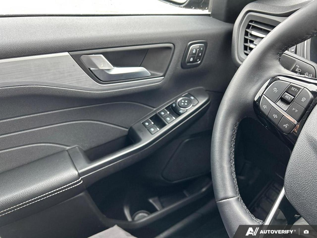 2025 Ford Escape Platinum PLATINUM AWD LEATHER NAVI CERTIFIED Photo