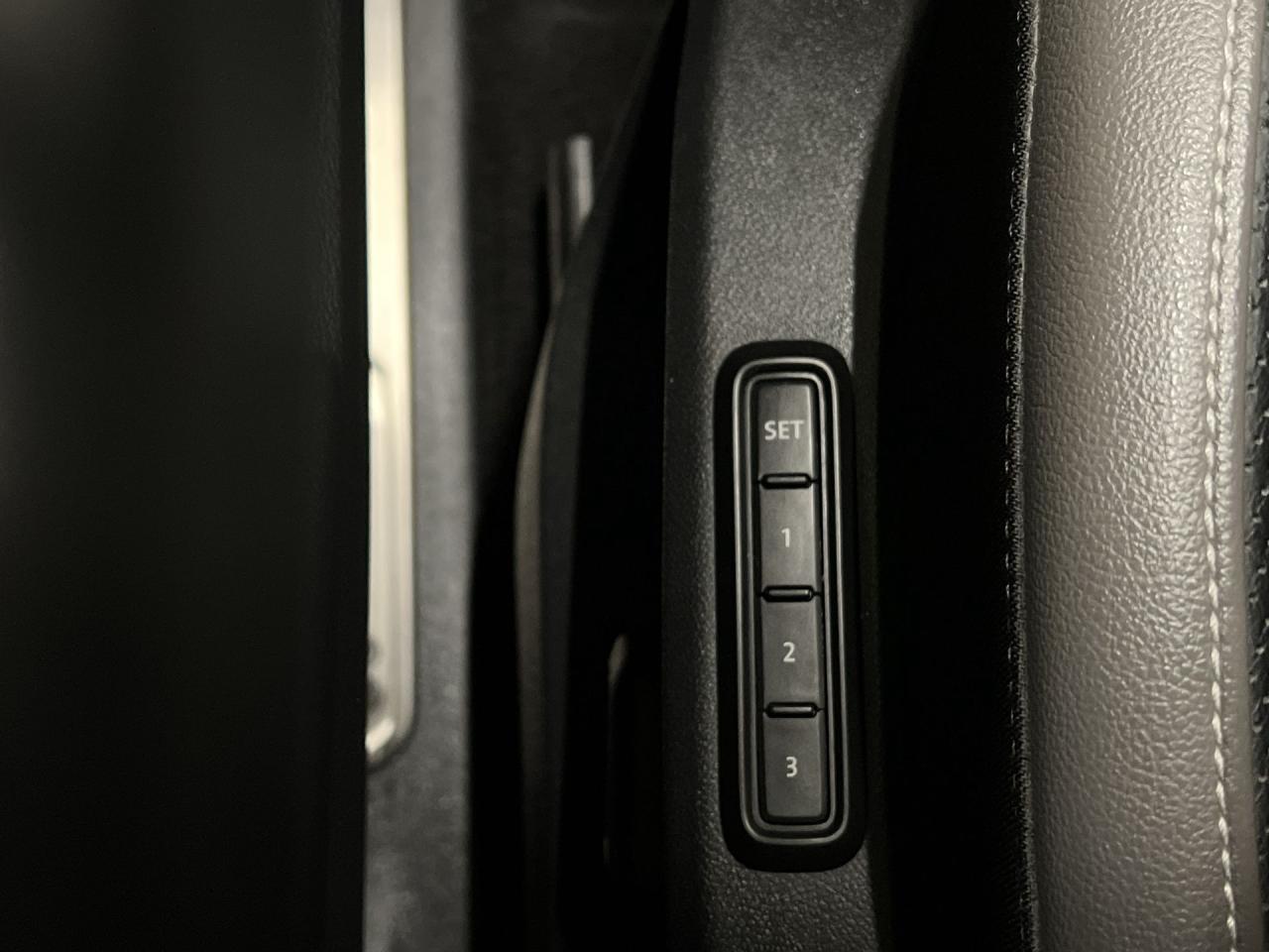 2023 Volkswagen Atlas Cross Sport EXECLINE R-LINE AWD | COOLED LEATHER | PANO ROOF Photo