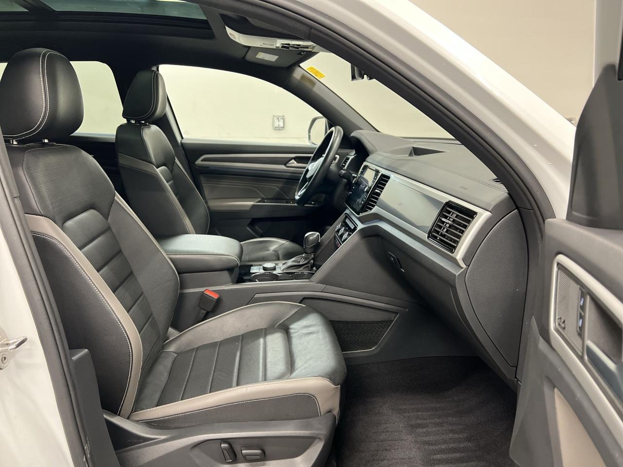2023 Volkswagen Atlas Cross Sport EXECLINE R-LINE AWD | COOLED LEATHER | PANO ROOF Photo