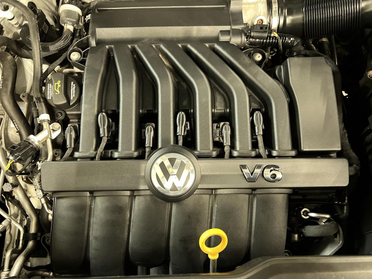 2023 Volkswagen Atlas Cross Sport EXECLINE R-LINE AWD | COOLED LEATHER | PANO ROOF Photo