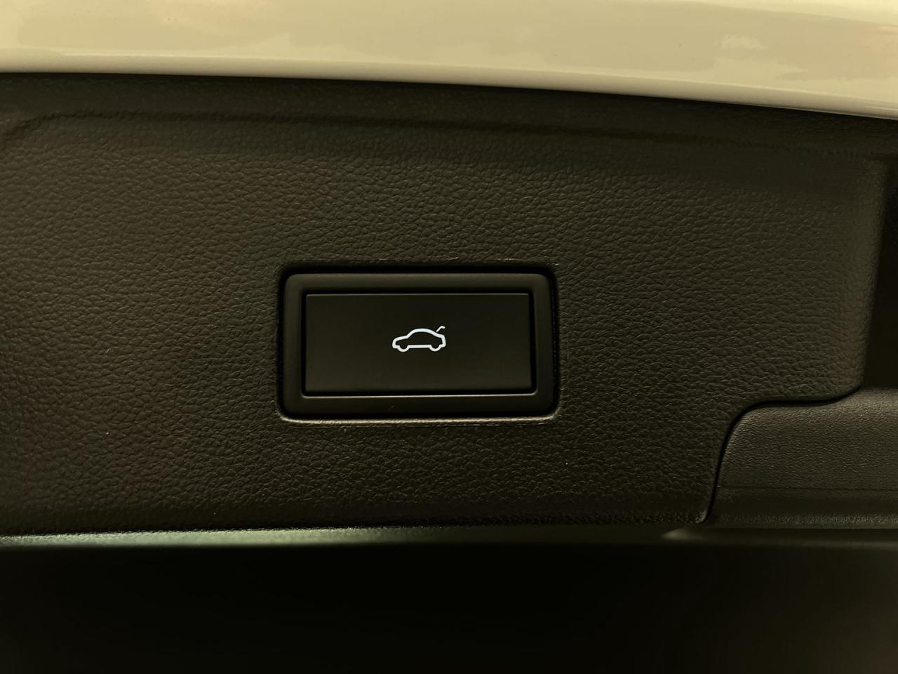 2023 Volkswagen Atlas Cross Sport EXECLINE R-LINE AWD | COOLED LEATHER | PANO ROOF Photo