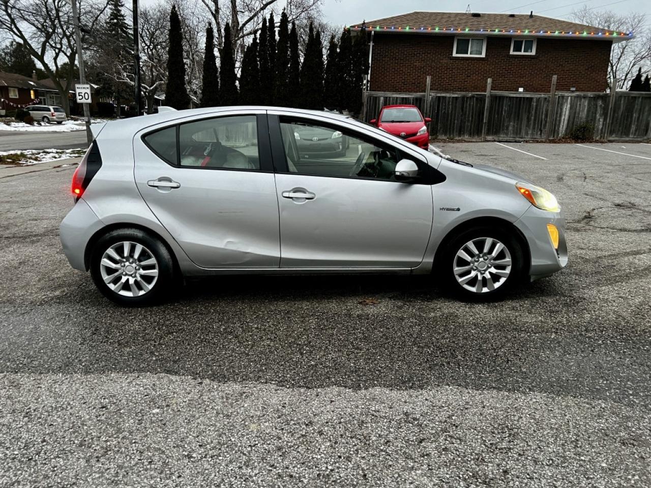 2016 Toyota Prius c Three Photo4