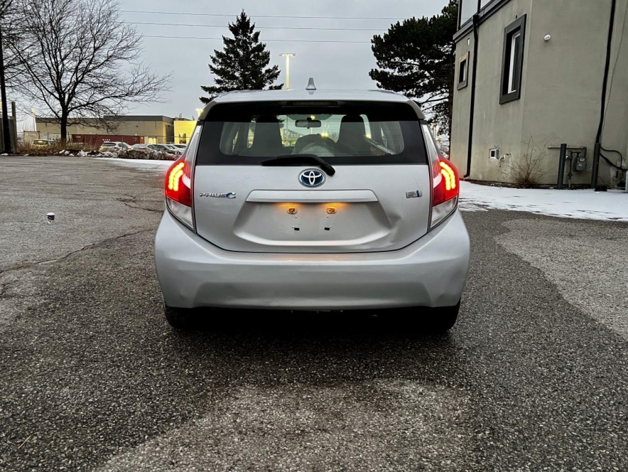 2016 Toyota Prius c Three Photo3