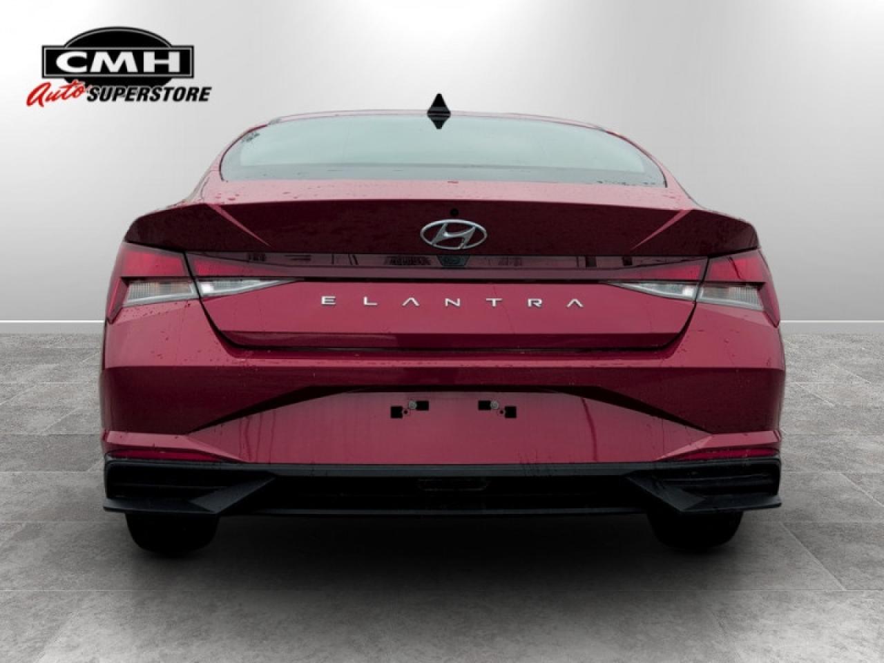 2022 Hyundai Elantra Preferred w/Sun + Tech Pkg  **1 OWNER** Photo2