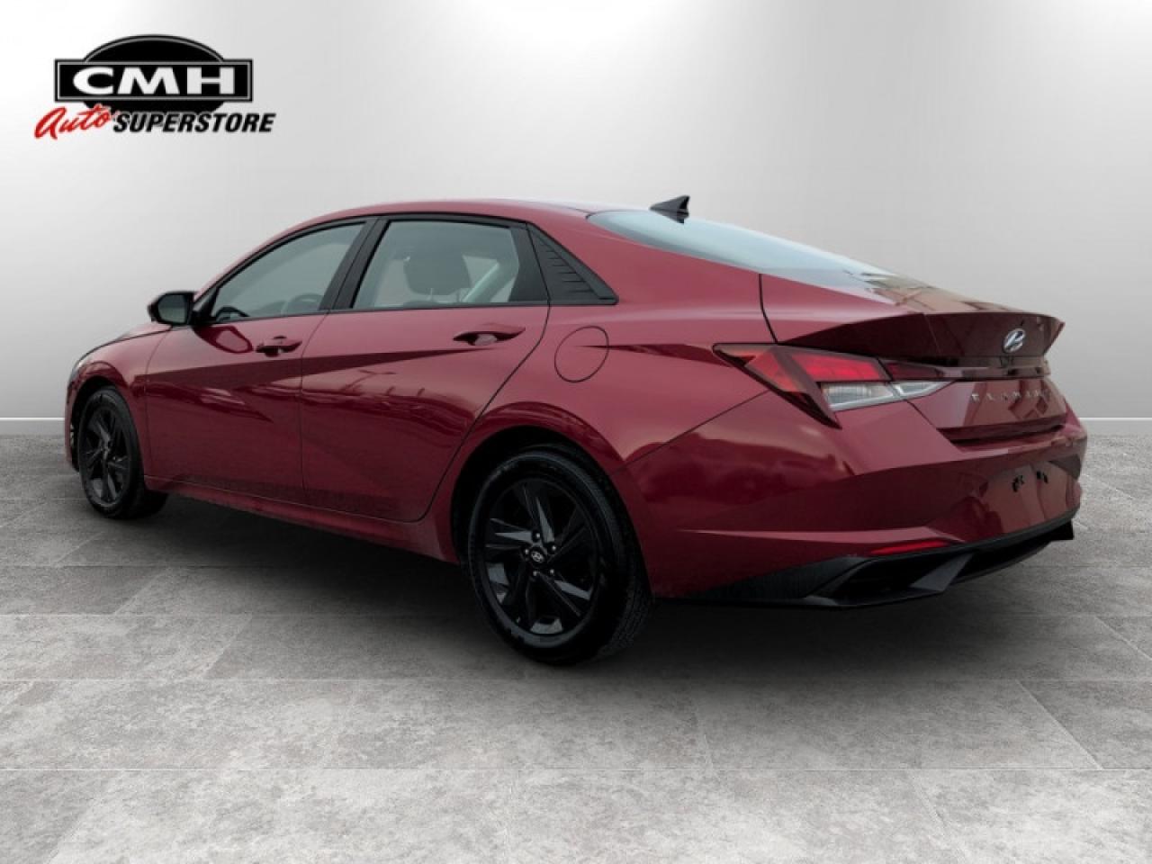 2022 Hyundai Elantra Preferred w/Sun + Tech Pkg  **1 OWNER** Photo2