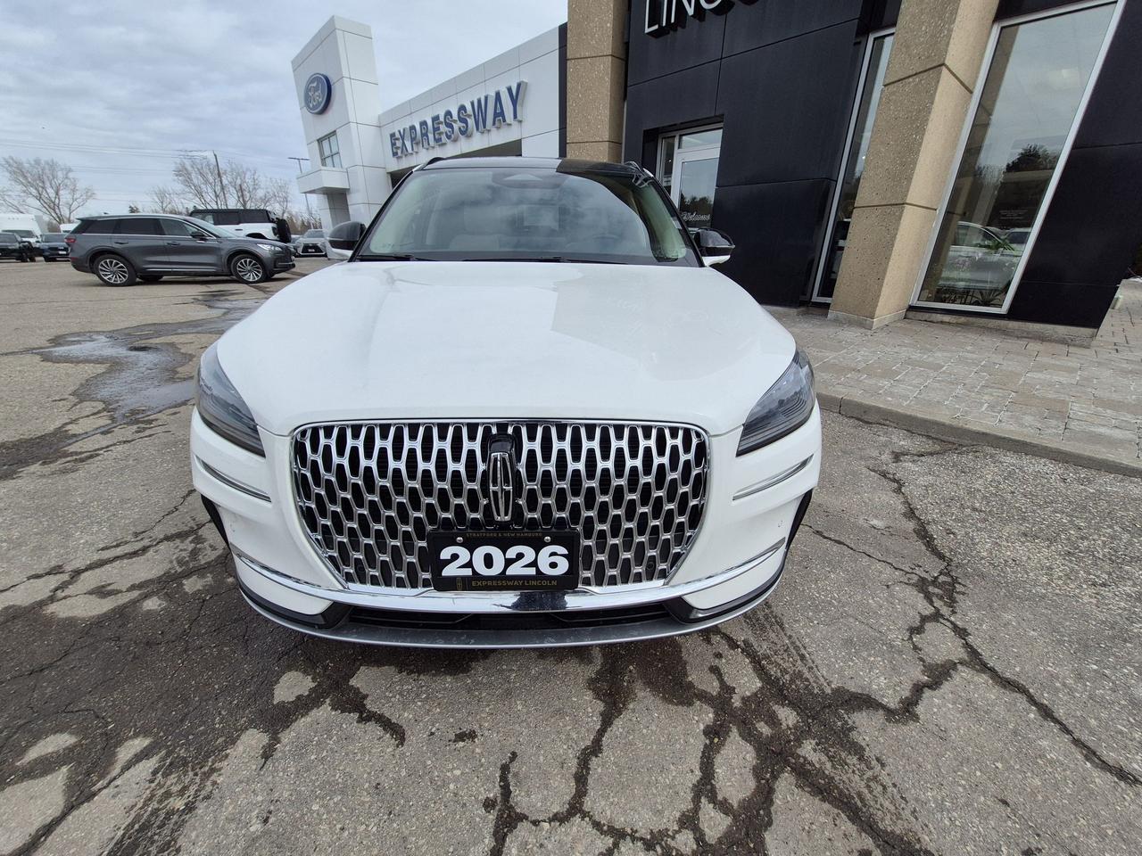 2026 Lincoln Corsair PREMIERE AWD, PANO ROOF, 360 DEGREE CAMERA Photo4