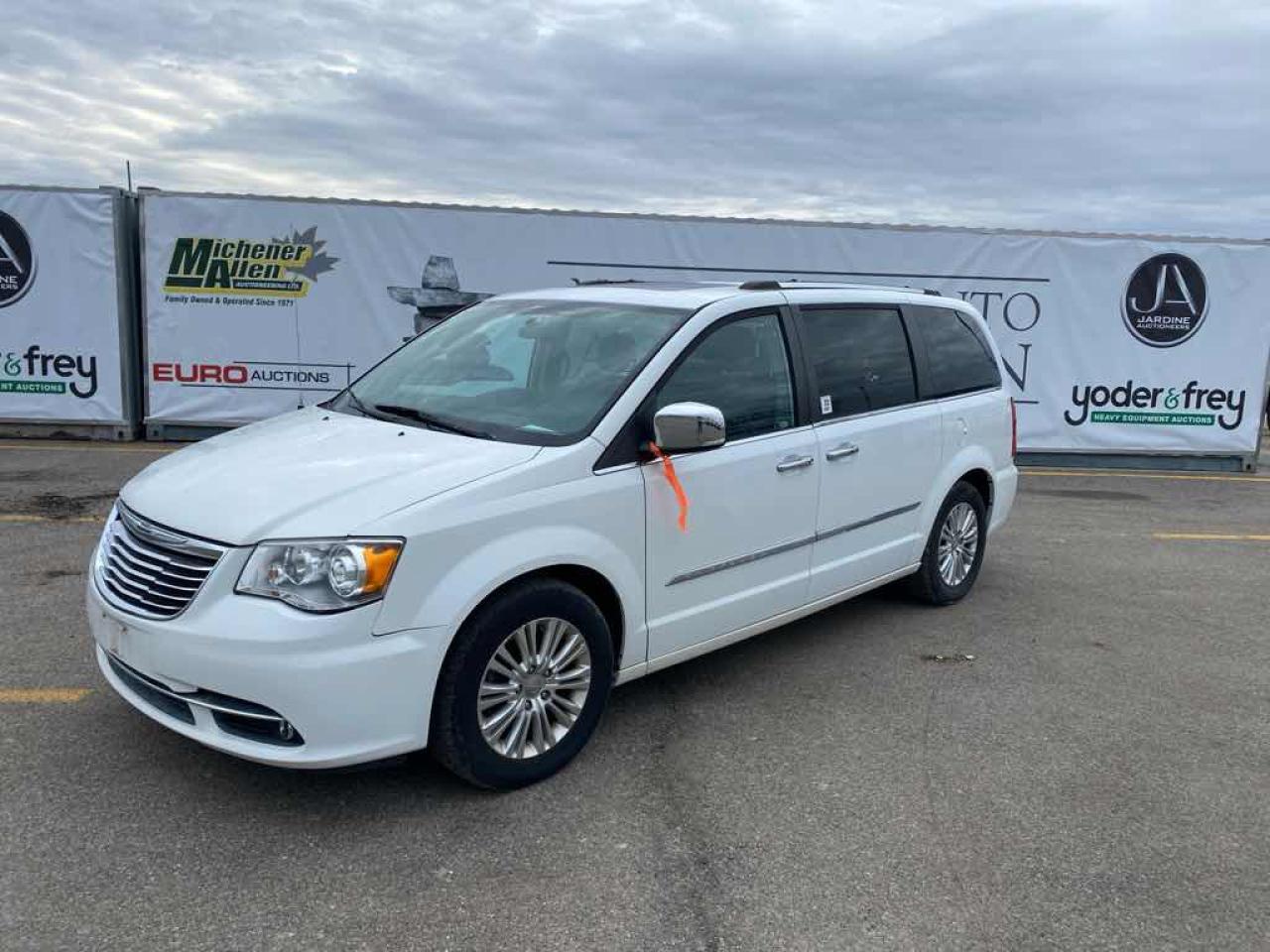 2015 Chrysler Town & Country LIM