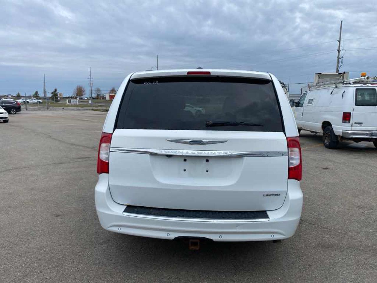 2015 Chrysler Town & Country LIM - Photo #5