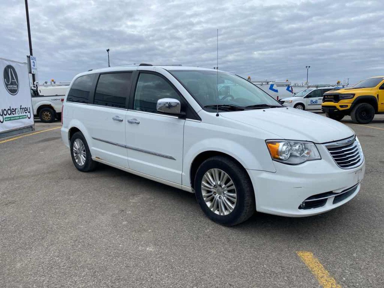 2015 Chrysler Town & Country LIM - Photo #3