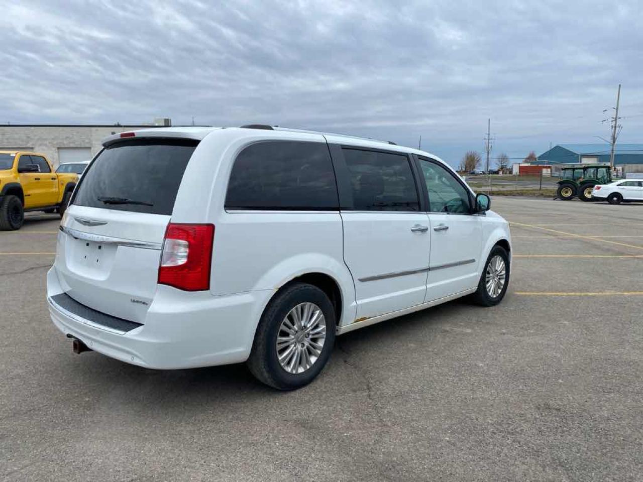 2015 Chrysler Town & Country LIM - Photo #4