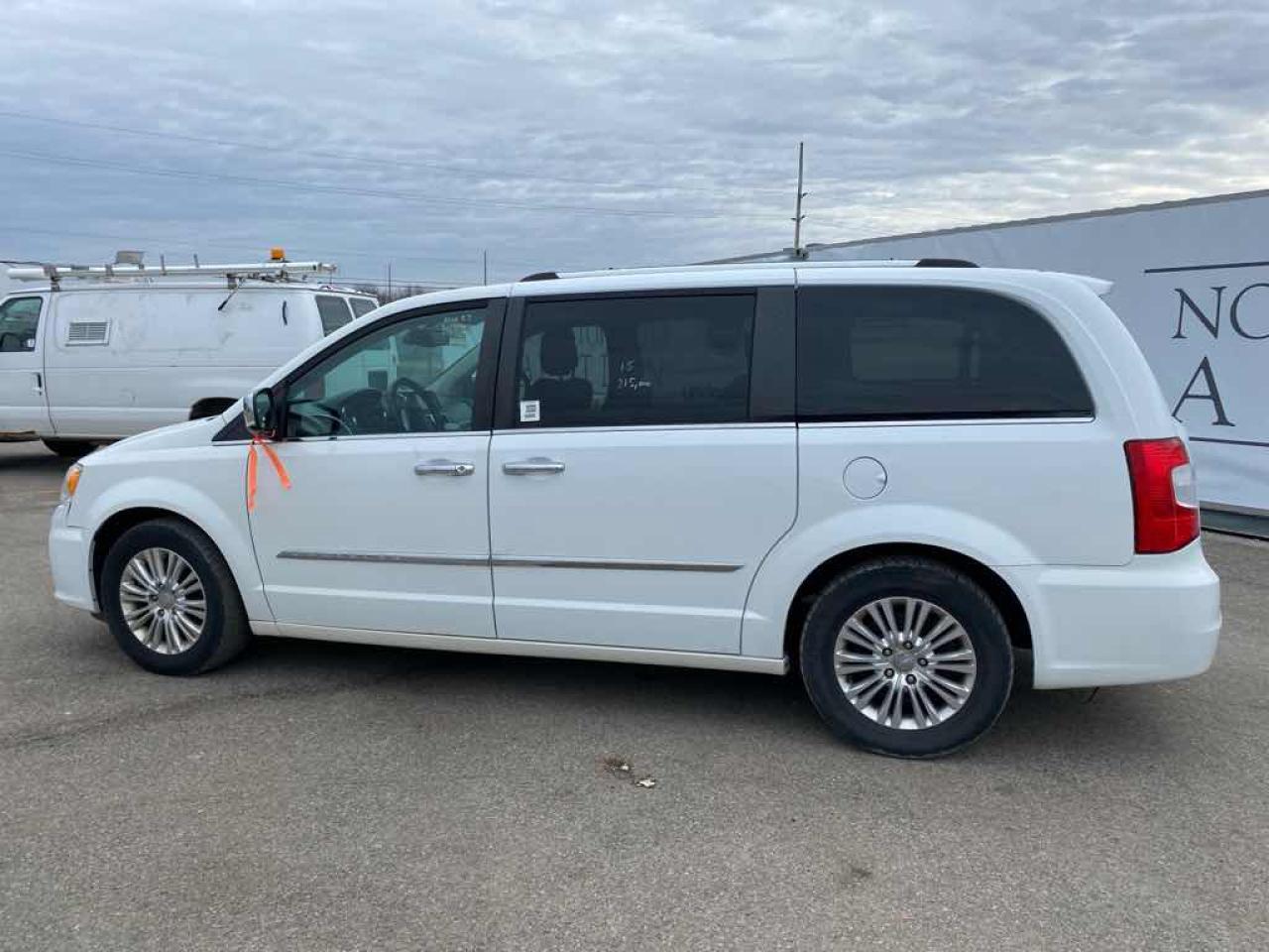 2015 Chrysler Town & Country LIM - Photo #6