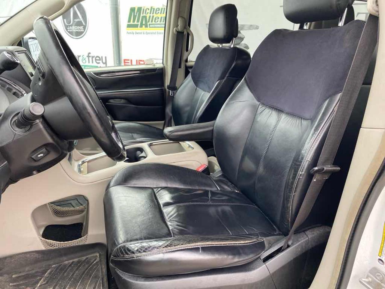 2015 Chrysler Town & Country LIM - Photo #8