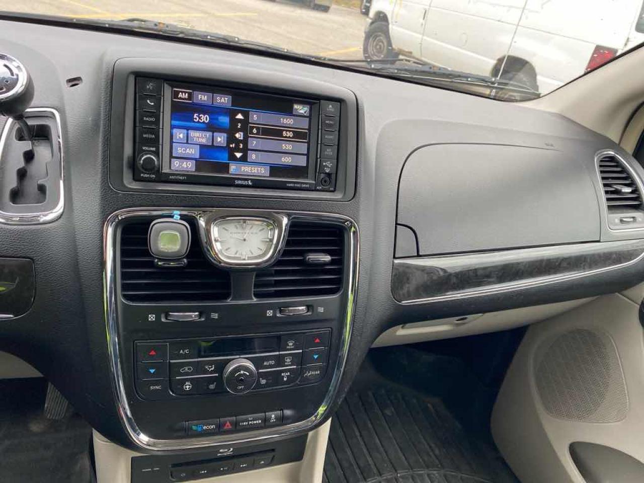 2015 Chrysler Town & Country LIM - Photo #10