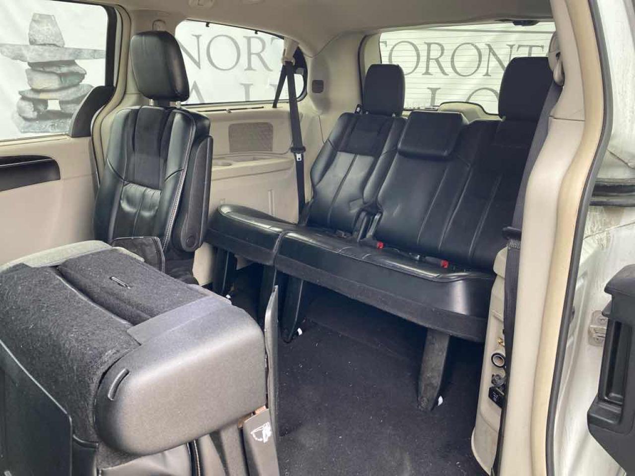 2015 Chrysler Town & Country LIM - Photo #12