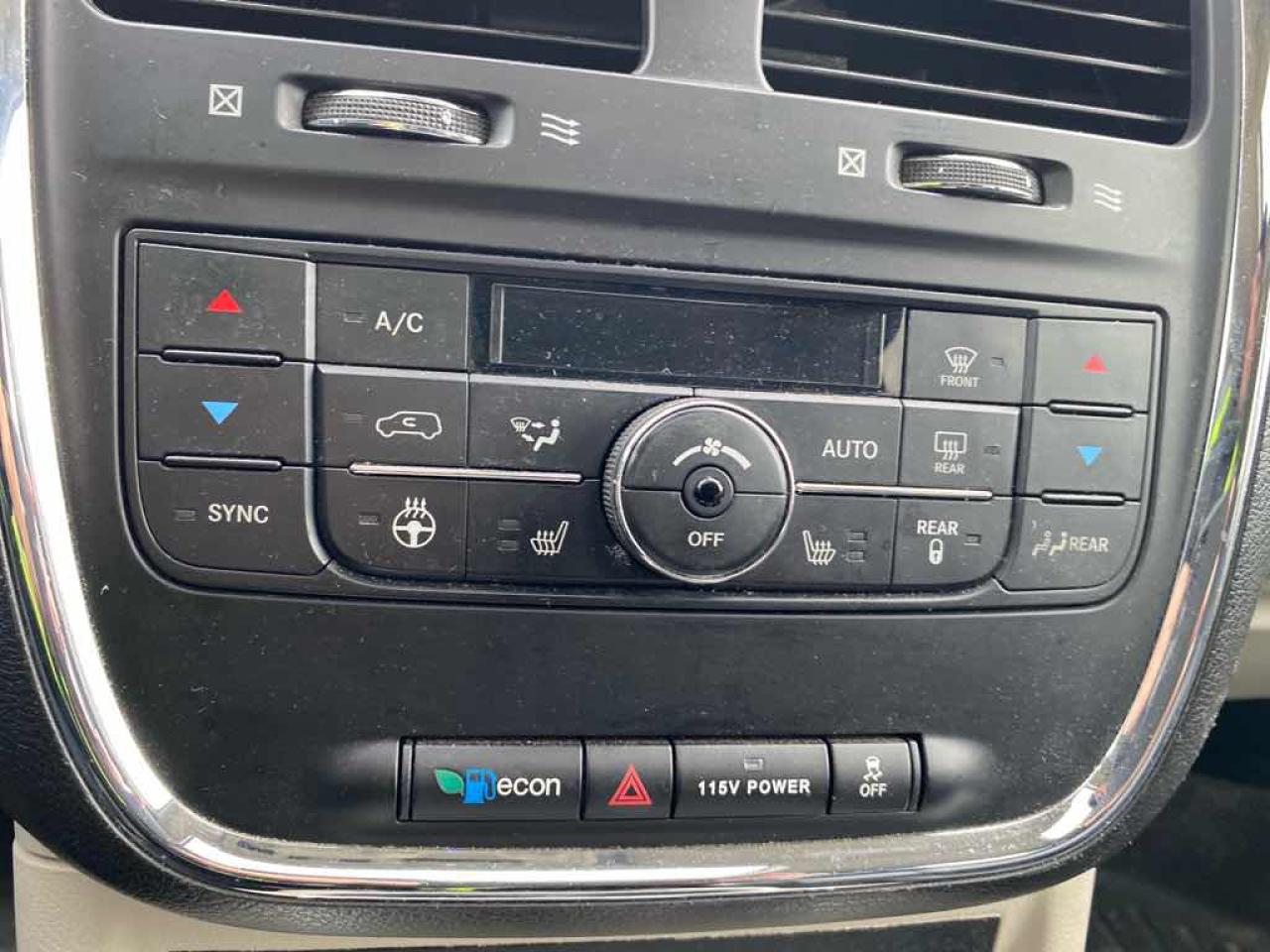 2015 Chrysler Town & Country LIM - Photo #18