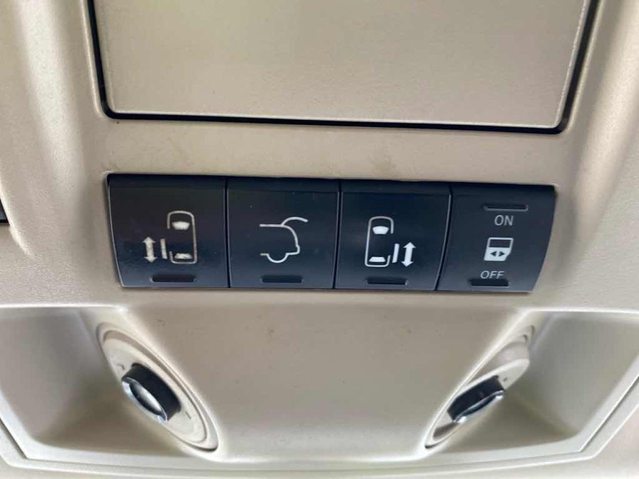 2015 Chrysler Town & Country LIM - Photo #19