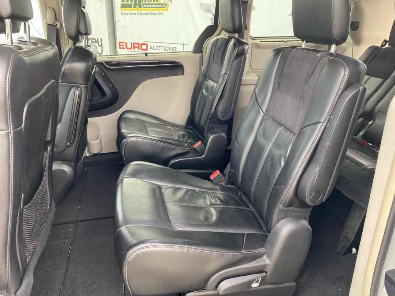 2015 Chrysler Town & Country LIM - Photo #21