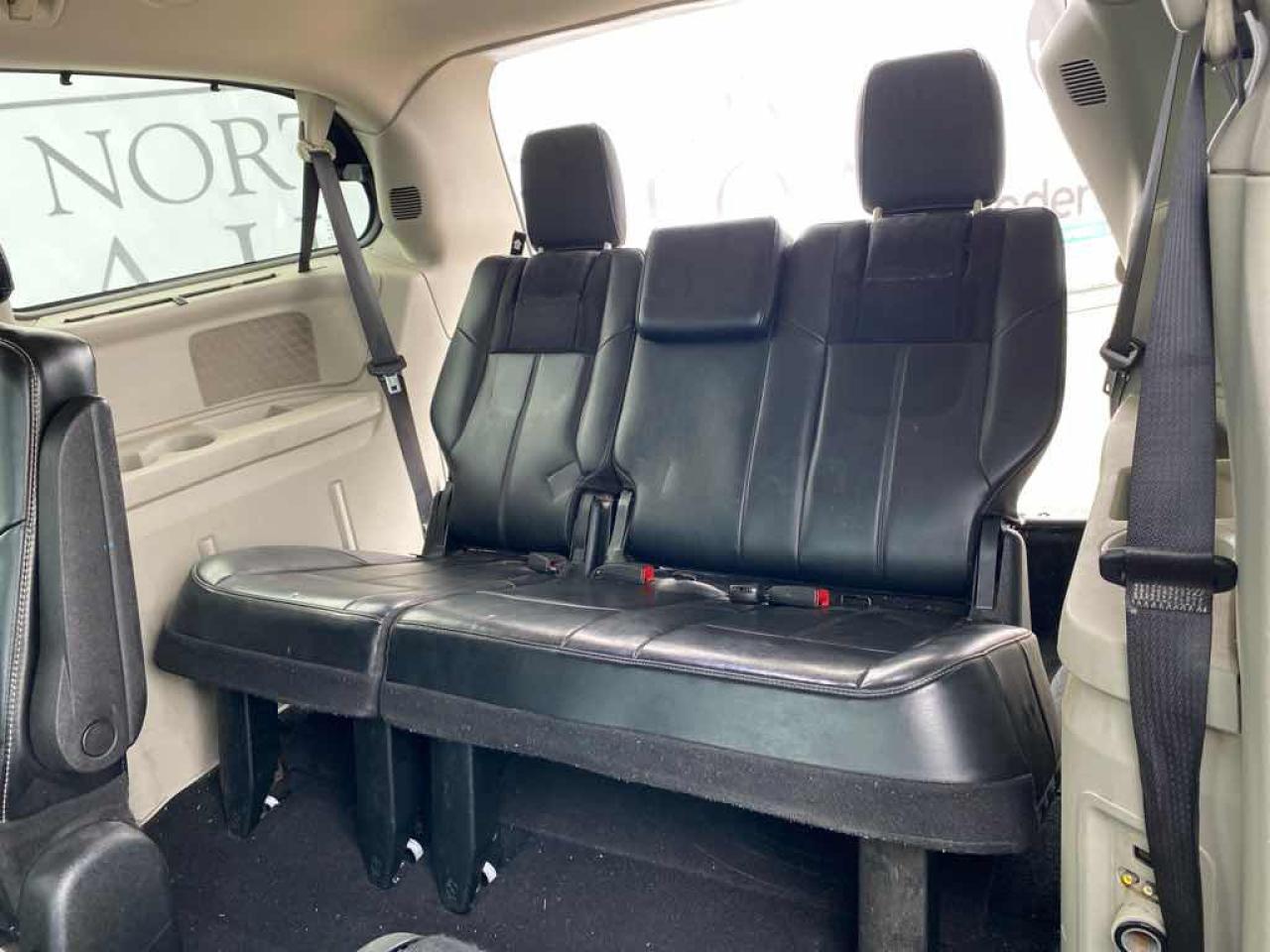 2015 Chrysler Town & Country LIM - Photo #22