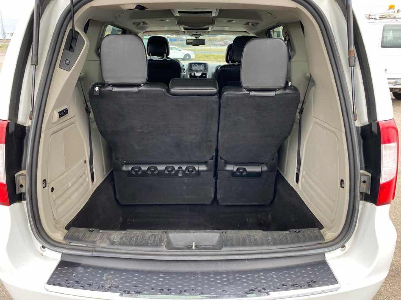 2015 Chrysler Town & Country LIM - Photo #23