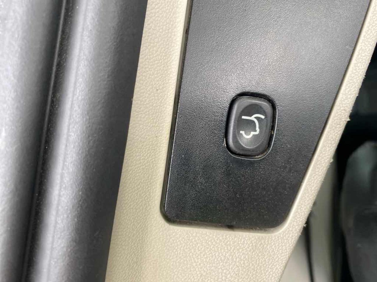 2015 Chrysler Town & Country LIM - Photo #25