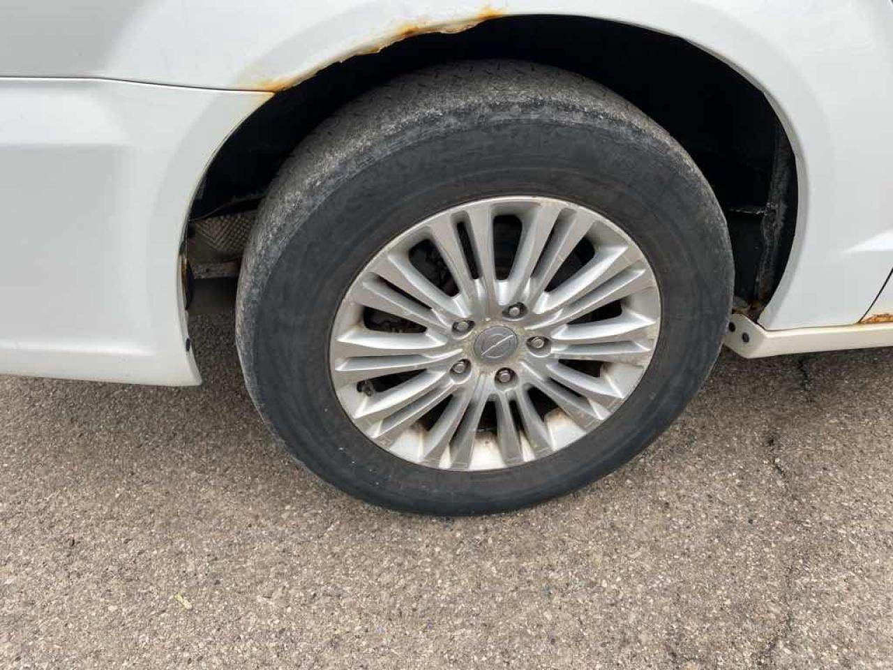 2015 Chrysler Town & Country LIM - Photo #28