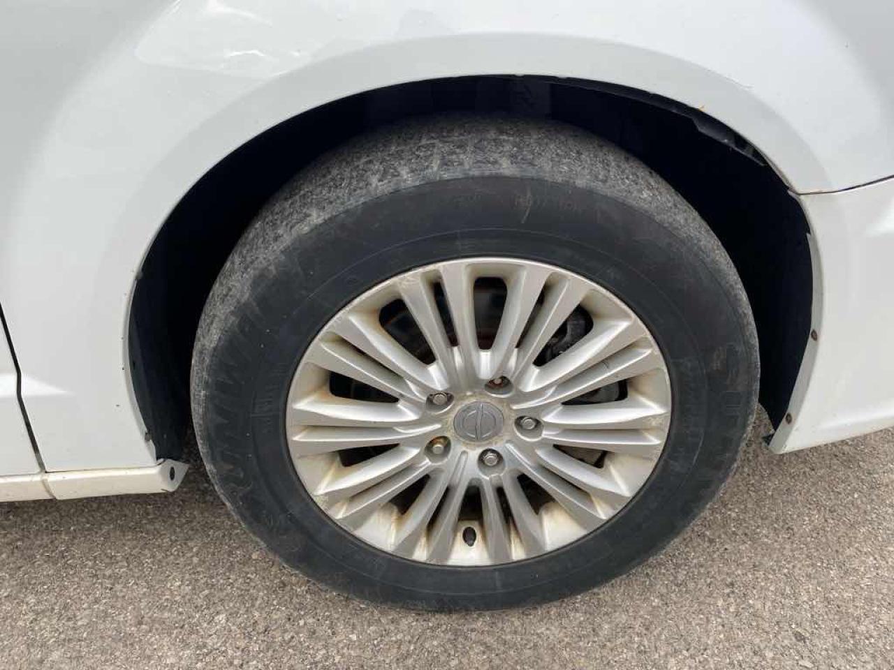 2015 Chrysler Town & Country LIM - Photo #30