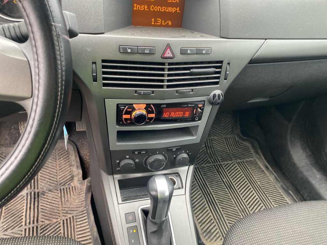 2009 Saturn Astra XE - Photo #10