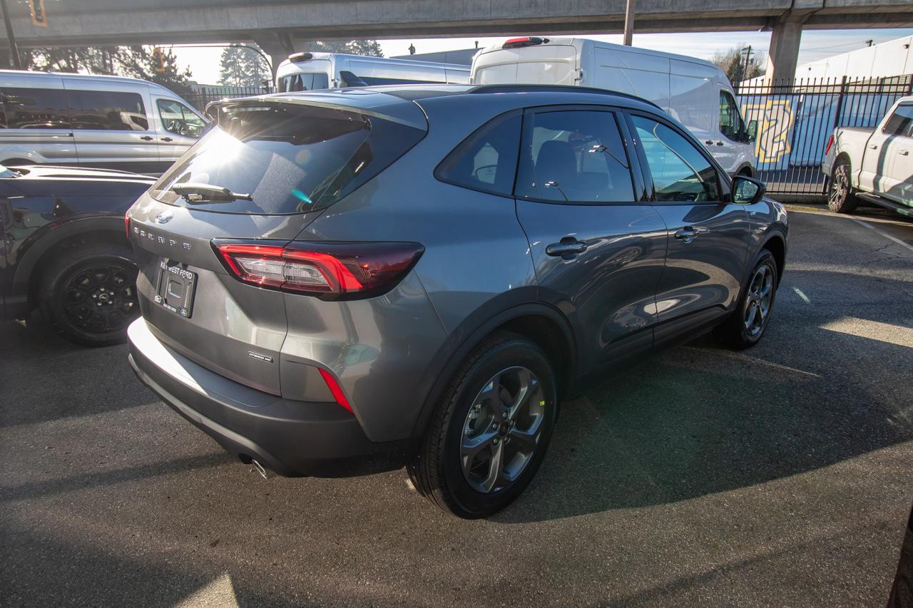 2026 Ford Escape ST-Line AWD Hybrid Photo4