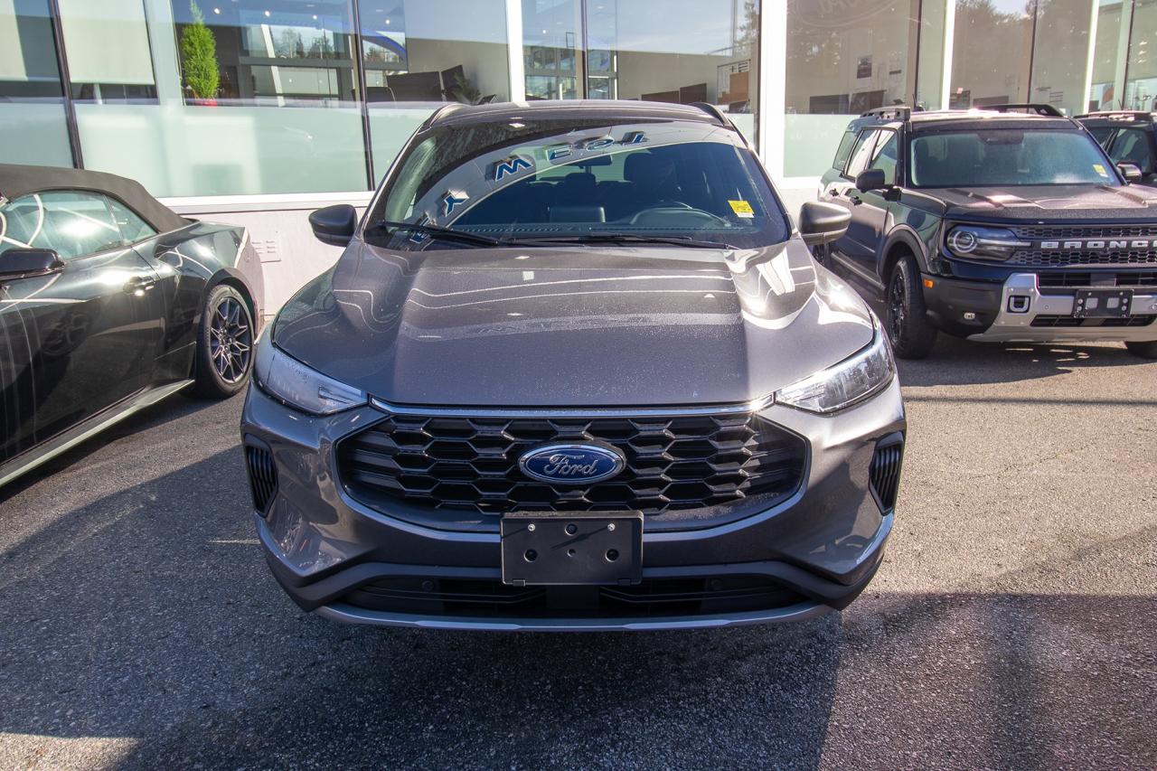 2026 Ford Escape ST-Line AWD Hybrid Photo2