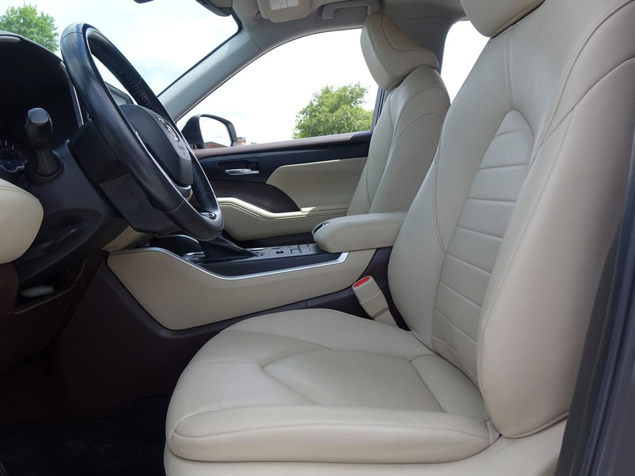 2021 Toyota Highlander XLE MODEL, AWD, 8 PASSENGER, LEATHER SEATS, SUNROO Photo