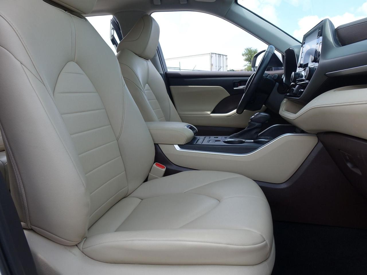 2021 Toyota Highlander XLE MODEL, AWD, 8 PASSENGER, LEATHER SEATS, SUNROO Photo