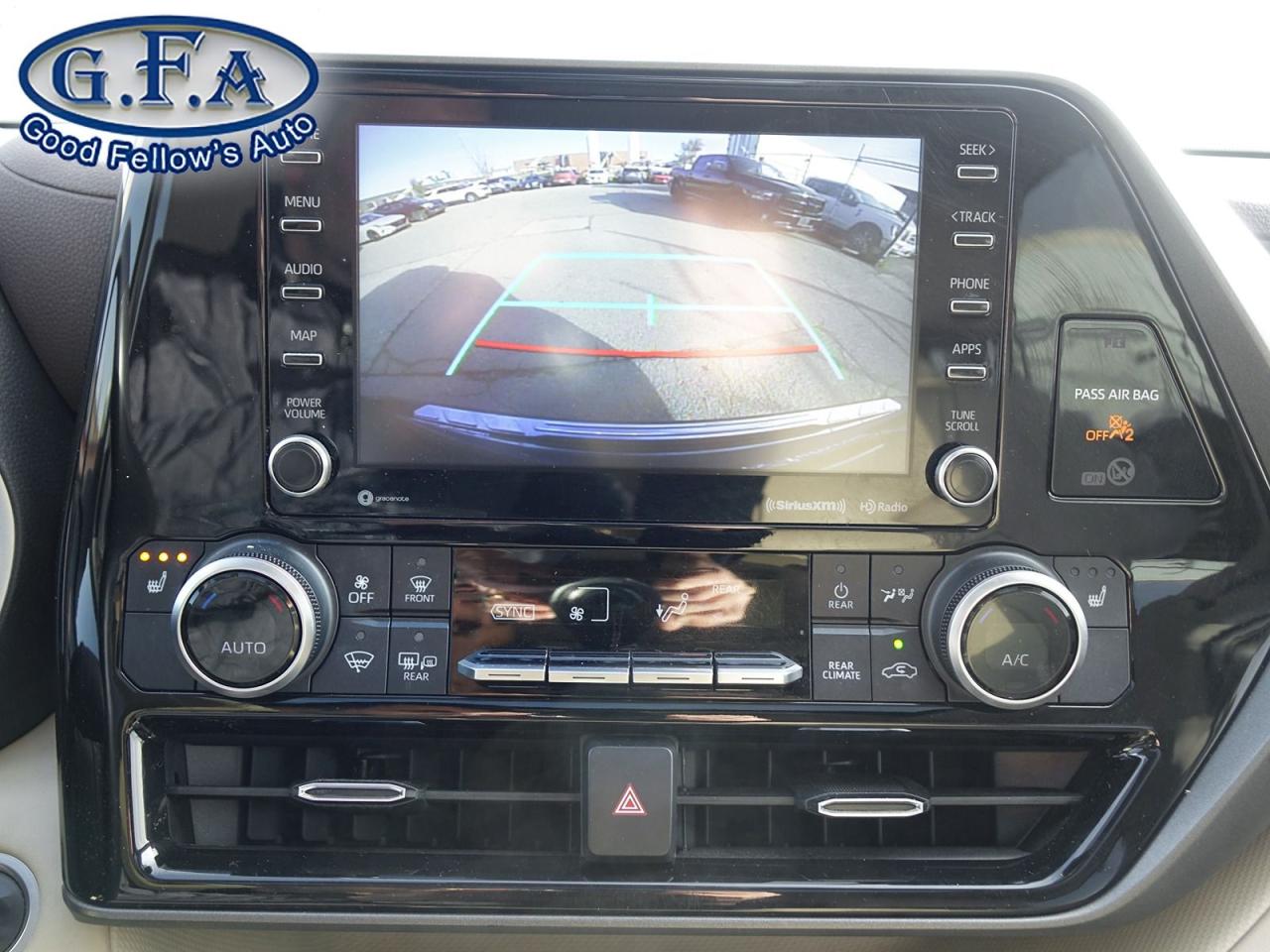 2021 Toyota Highlander XLE MODEL, AWD, 8 PASSENGER, LEATHER SEATS, SUNROO Photo