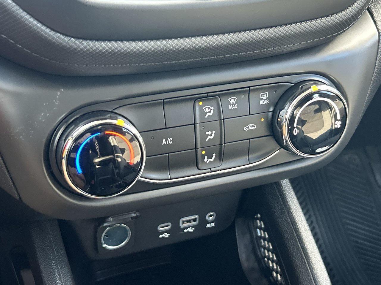 2021 Chevrolet TrailBlazer LS Low KM Rates from 4.99% Clean CarFax Photo