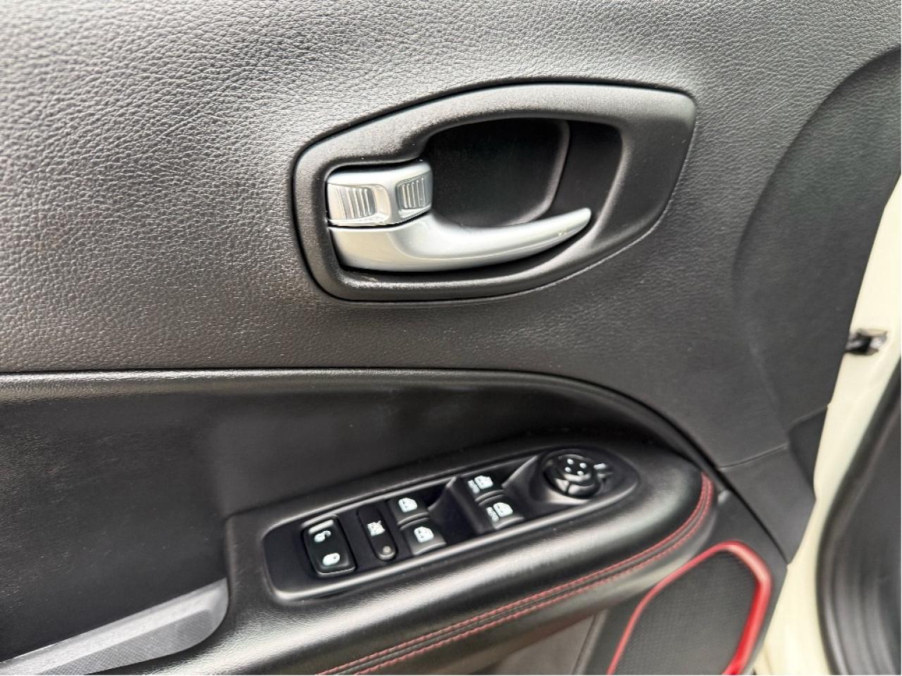 2019 Jeep Compass Trailhawk 4x4 Loaded Nav CarPlay CleanCarfax LowKM Photo