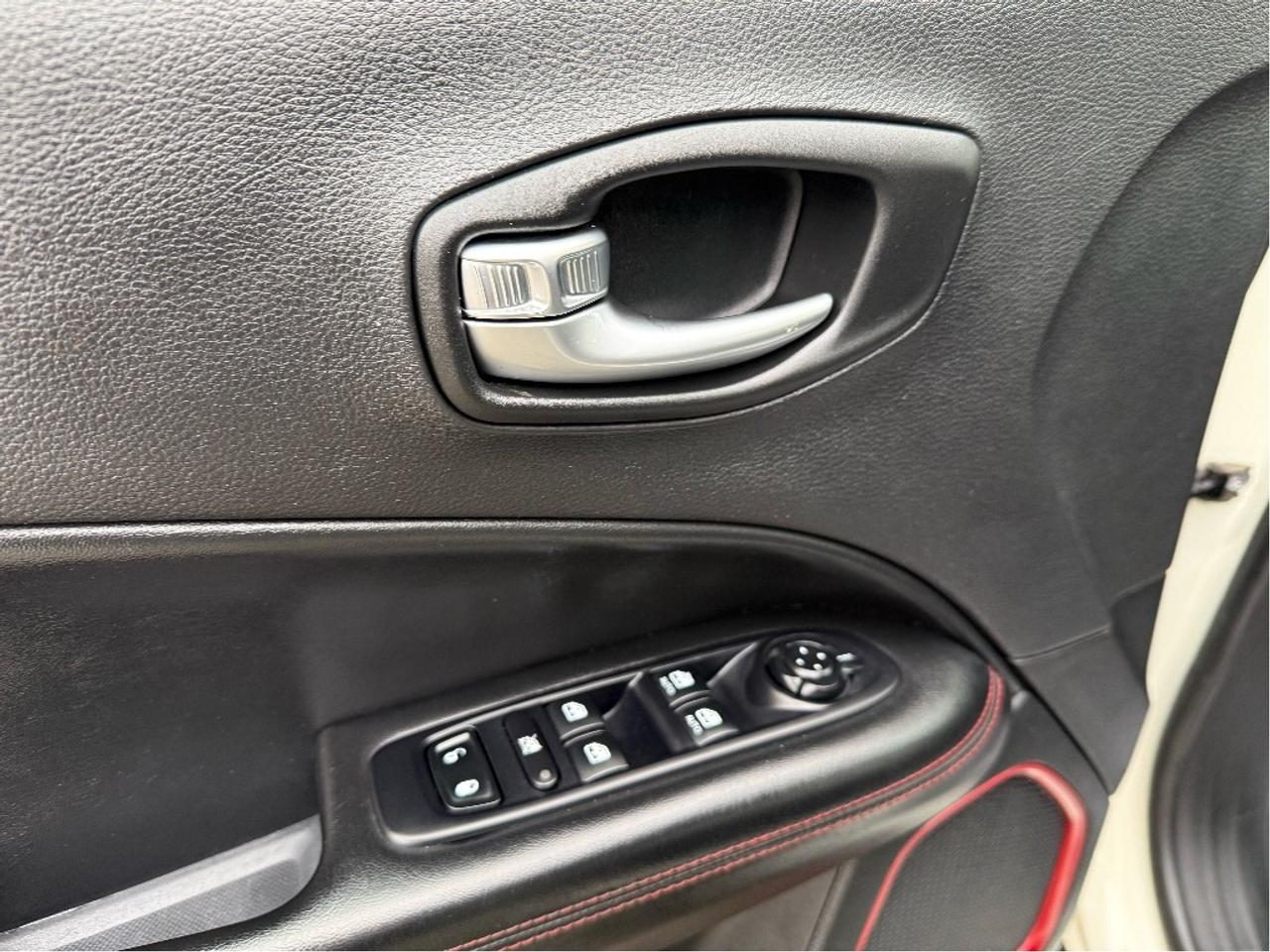 2019 Jeep Compass Trailhawk 4x4 Loaded Nav CarPlay CleanCarfax LowKM Photo