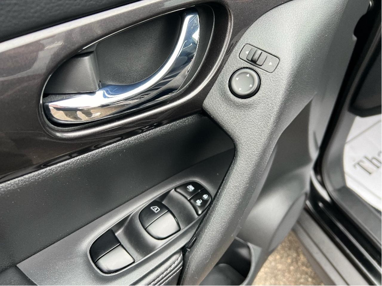 2018 Nissan Rogue Clean Carfax Certified Back Up Camera Bluetooth Photo