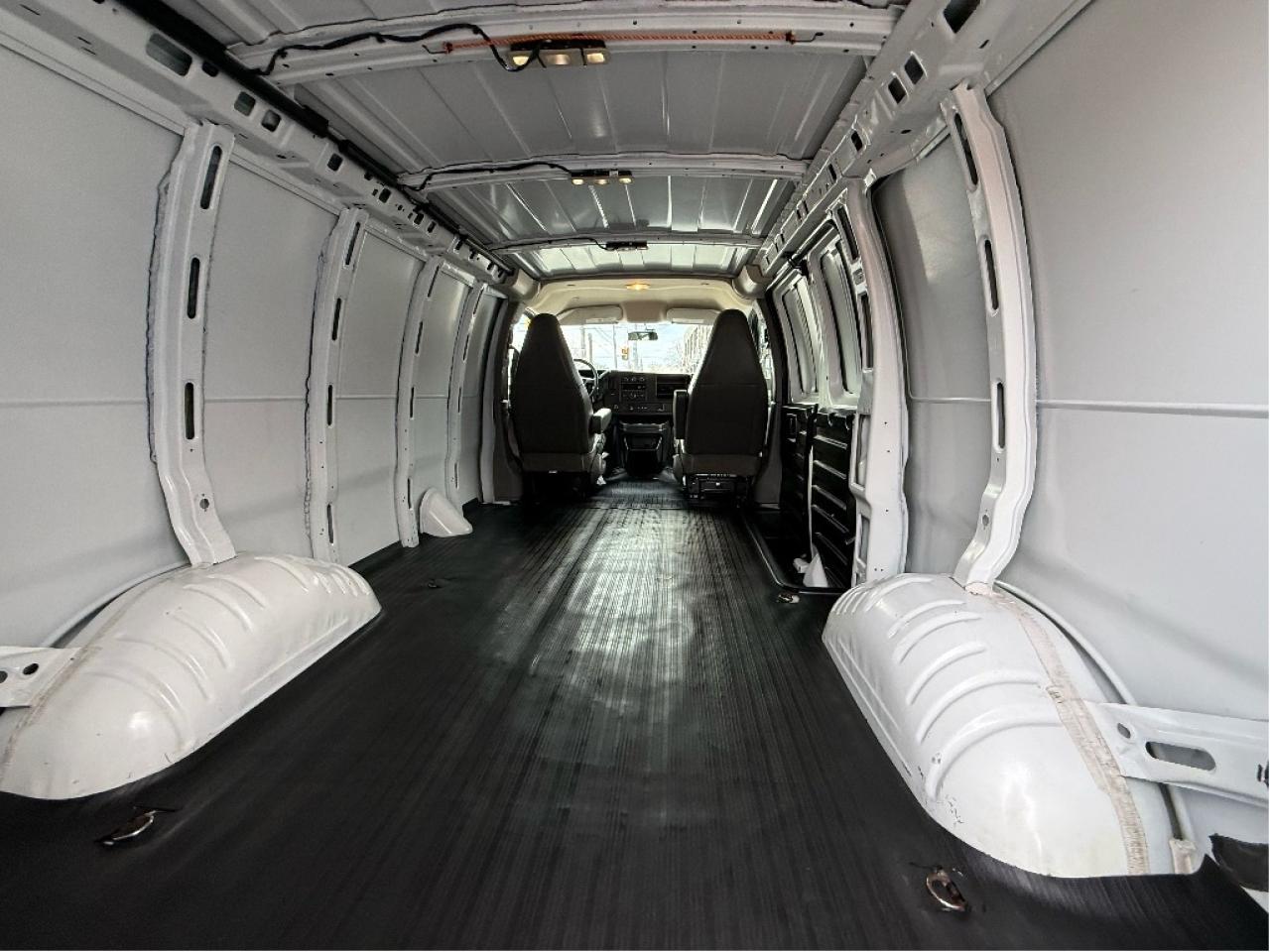 2022 Chevrolet Express 2500 135 WheelBase BackUpCam Warranty Certified Photo4