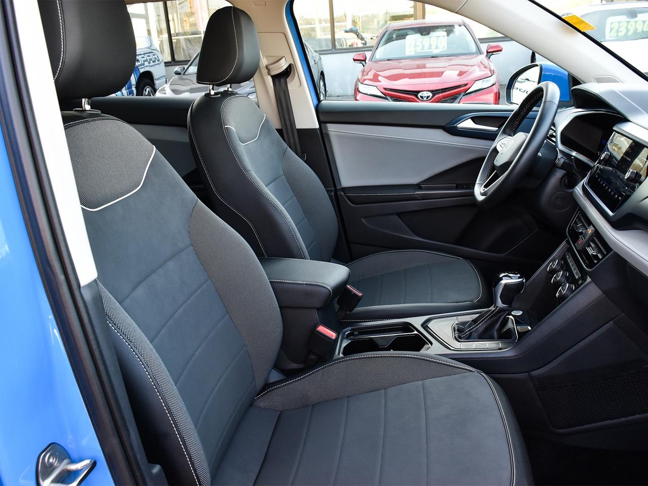 2024 Volkswagen Taos Comfortline ~Leather ~Moonroof ~Bluetooth ~Camera Photo