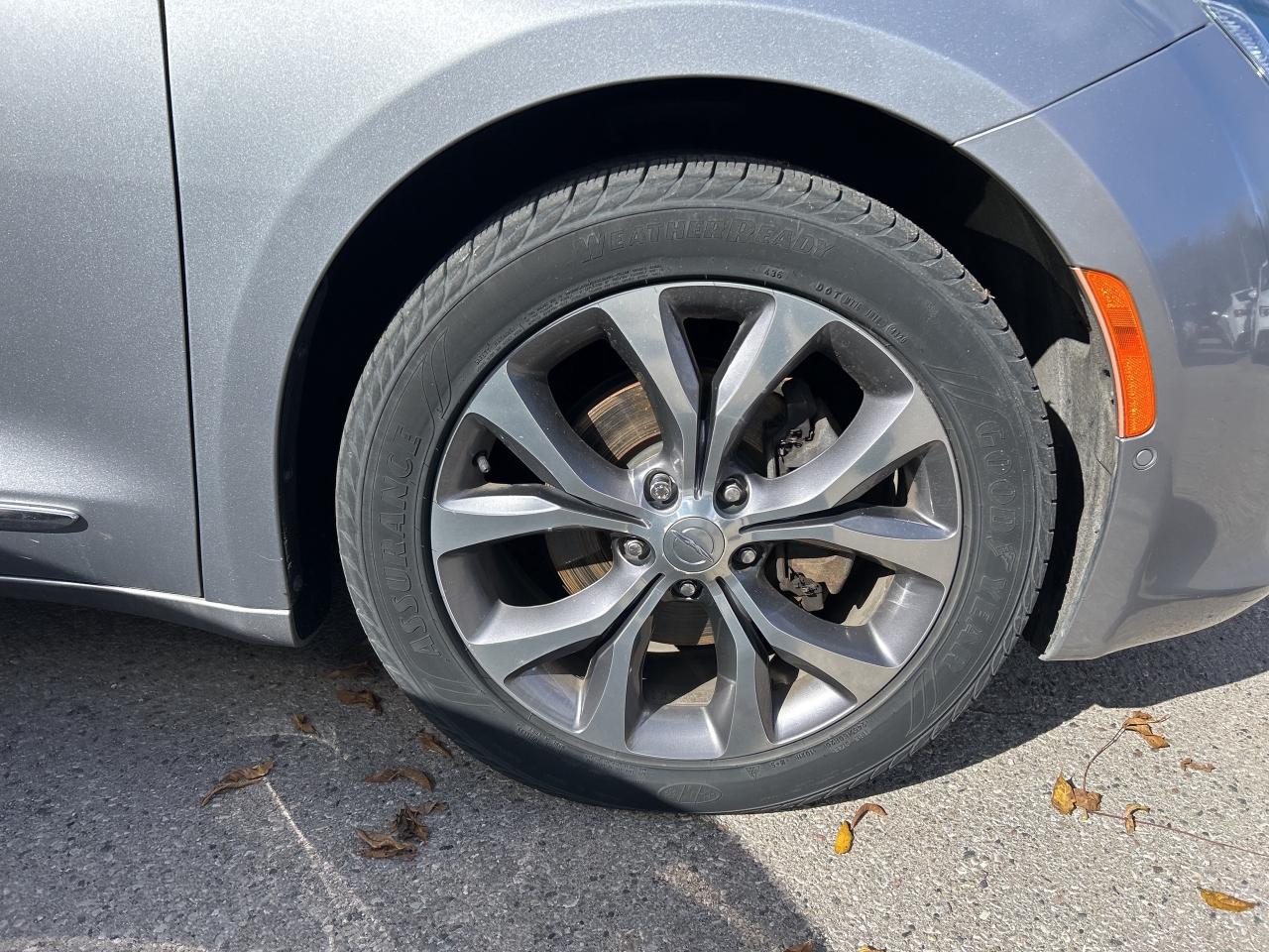 2019 Chrysler Pacifica LIMITED, CLEAN CARFAX, HEATED/ COOLED LEATHER! Photo