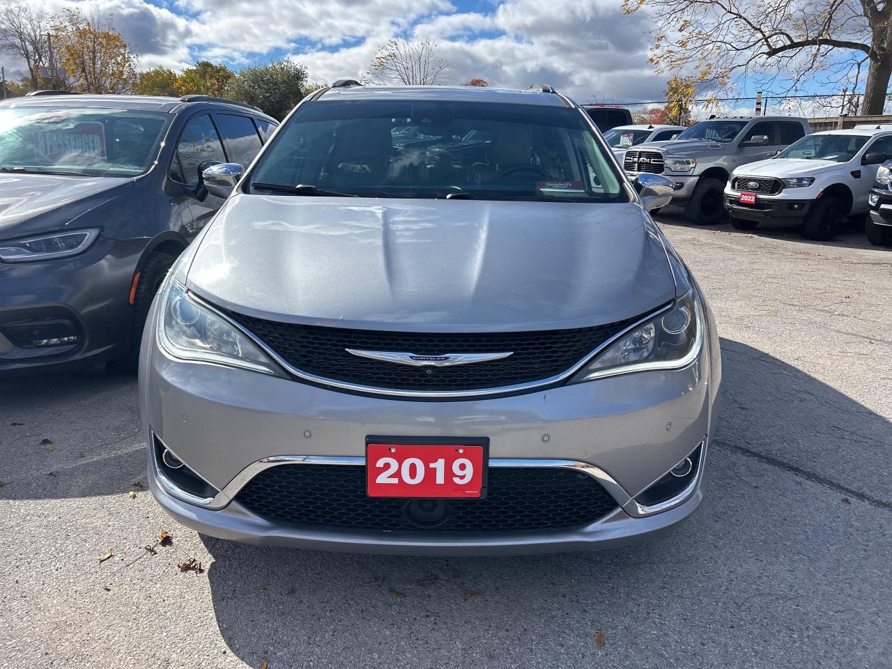 2019 Chrysler Pacifica LIMITED, CLEAN CARFAX, HEATED/ COOLED LEATHER! Photo