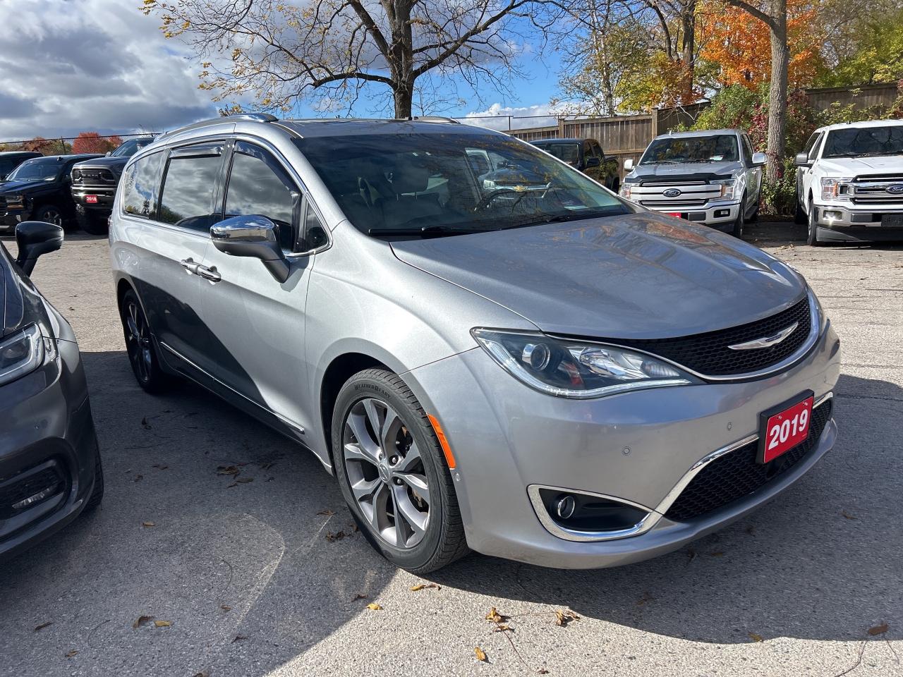 2019 Chrysler Pacifica LIMITED, CLEAN CARFAX, HEATED/ COOLED LEATHER! Photo