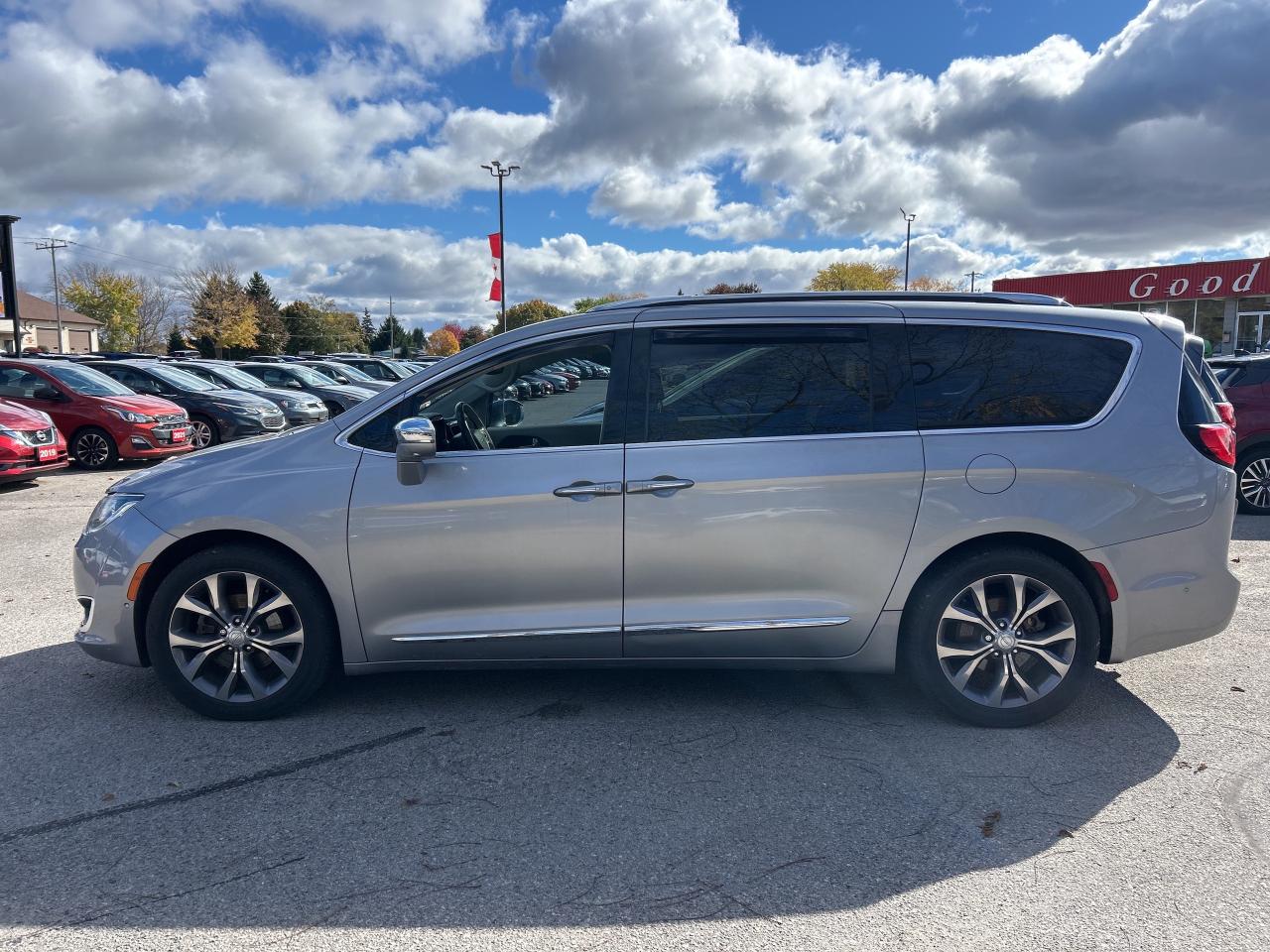 2019 Chrysler Pacifica LIMITED, CLEAN CARFAX, HEATED/ COOLED LEATHER! Photo