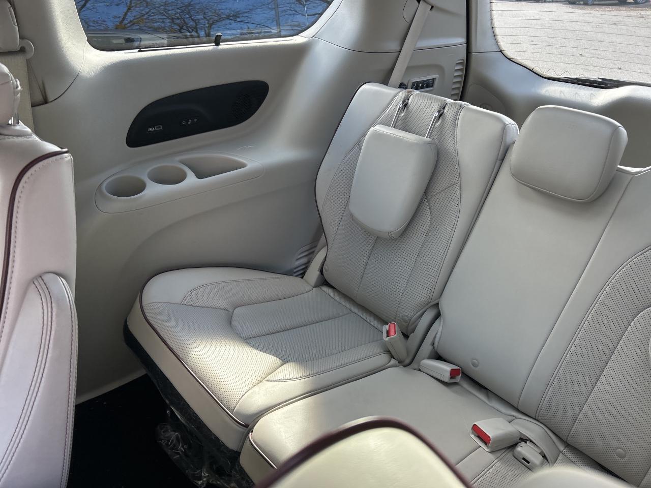 2019 Chrysler Pacifica LIMITED, CLEAN CARFAX, HEATED/ COOLED LEATHER! Photo