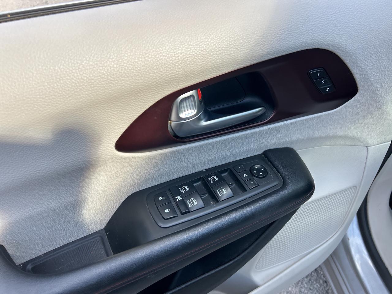 2019 Chrysler Pacifica LIMITED, CLEAN CARFAX, HEATED/ COOLED LEATHER! Photo