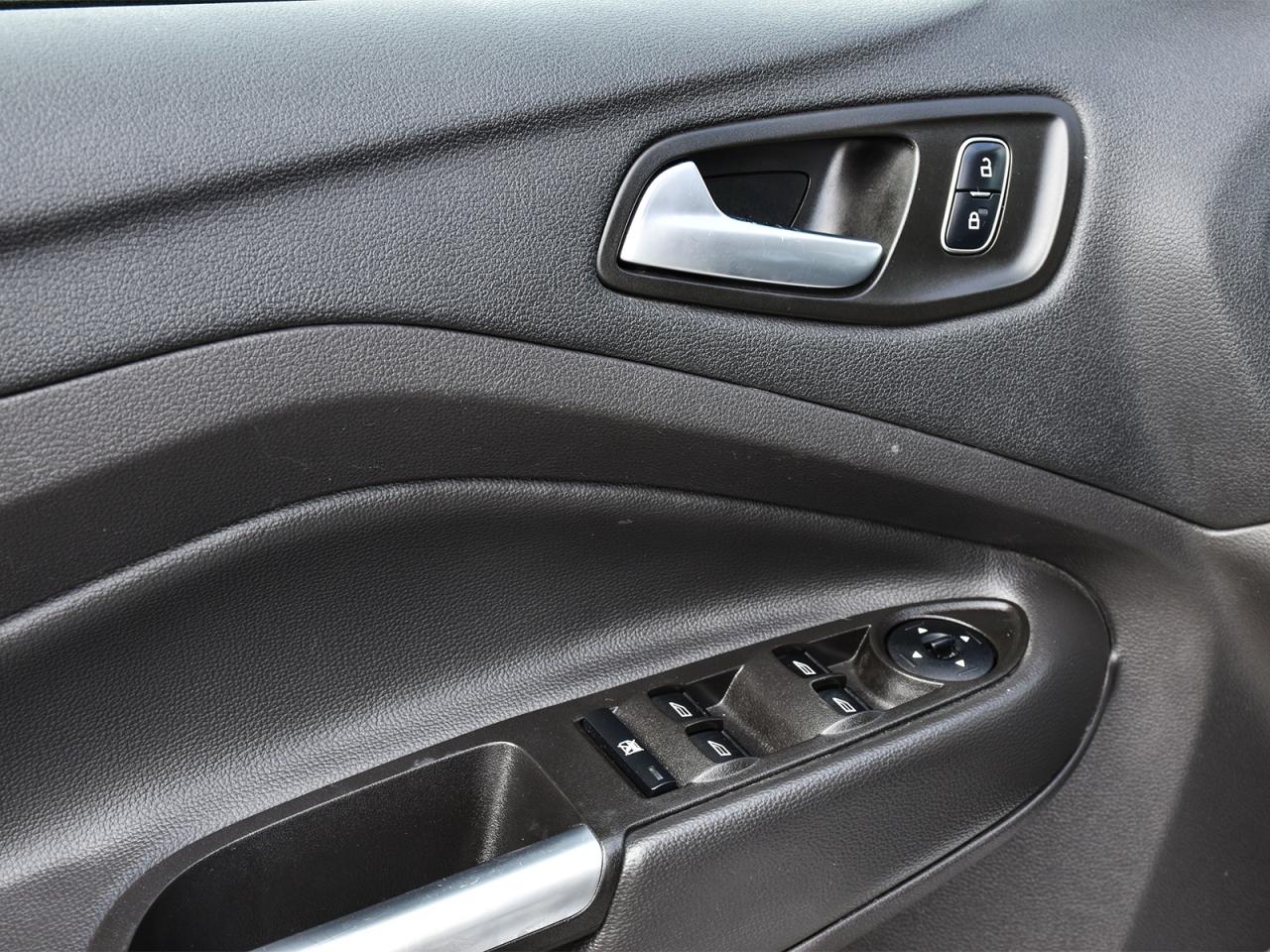 2018 Ford Escape SE 4x4 ~Heated + Power seats ~Bluetooth ~Camera Photo